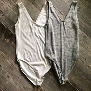 Bundle of 2 super soft Gap bodysuit xs white grey
